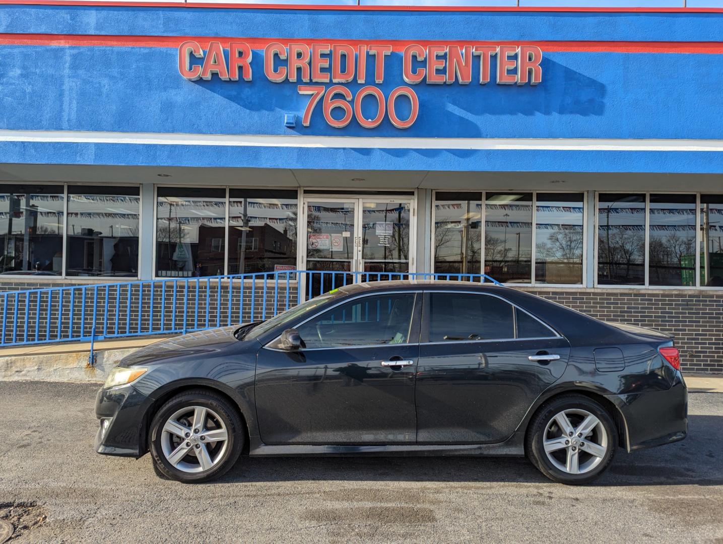 2013 BLUE Toyota Camry SE (4T1BF1FK2DU) with an 2.5L L4 DOHC 16V engine, 6-Speed Automatic transmission, located at 7600 S Western Ave., Chicago, IL, 60620, (773) 918-3980, 0.000000, 0.000000 - Photo#0